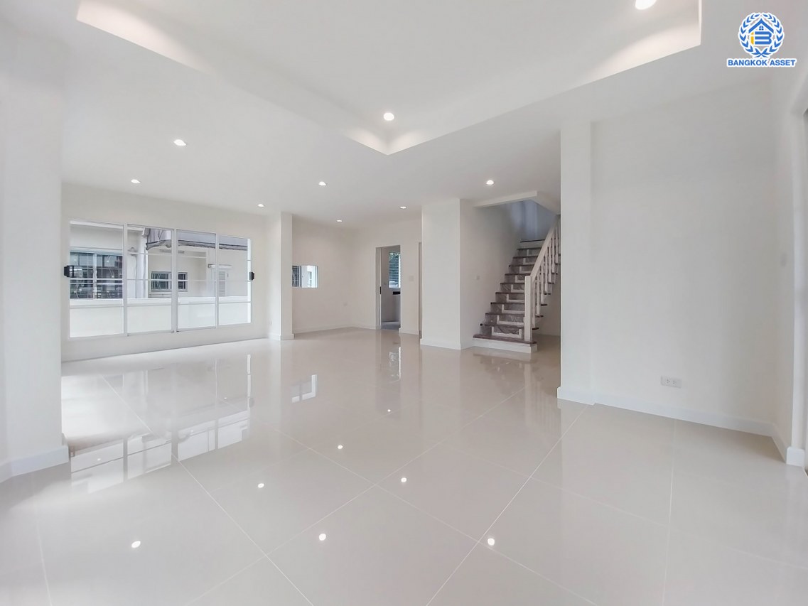 บ้านมือสองตกแต่งใหม่ โครงการ นันทวัน พระราม5 ตกแต่งหรูหรา หลังใหญ่กว่า 66 ตร.ว. ฟังก์ชันจัดเต็ม 3 ห้องนอน 3 ห้องน้ำ จอดรถได้ 2 คัน รองรับทุกความสุข ทำเลเดินทางสะดวก ใกล้ทางด่วน "กาญจนาภิเษก" และรถไฟฟ้าสายสีม่วง "สถานีบางรักใหญ่"